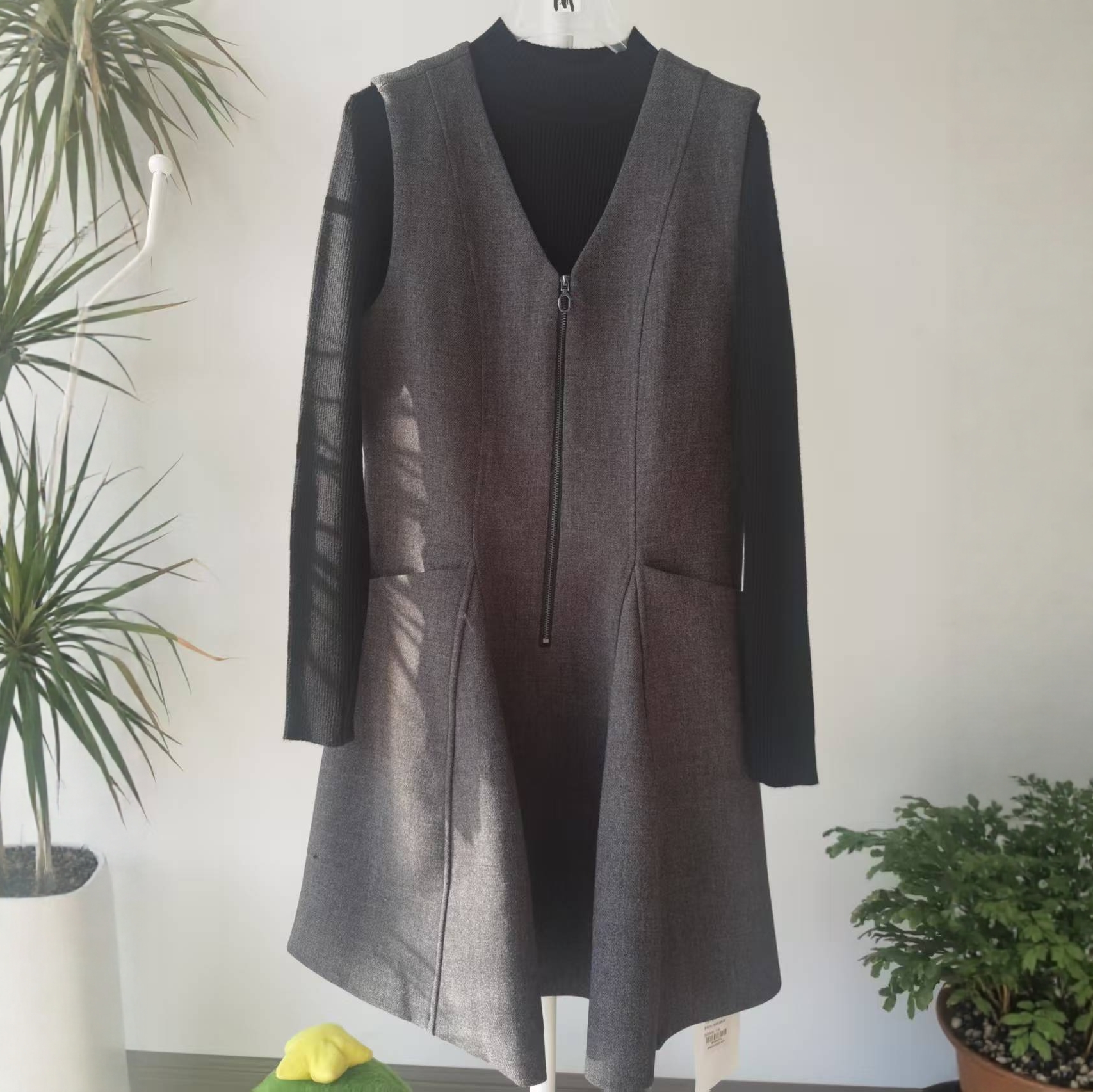 工装风V领针织连衣裙中长款