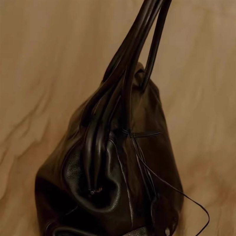 黑色大容量夹子水桶包包女式2025新款轻奢小众高级感单肩腋下包春