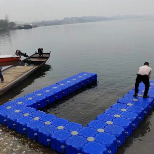 水上浮筒景观浮桥水面房屋塑料游艇浮台钓鱼摩托艇漂浮桶码头平台