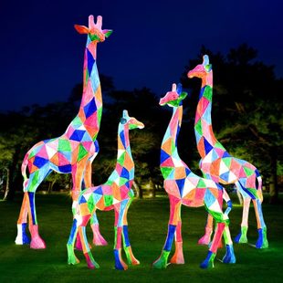 彩绘几何长颈鹿雕塑户外园林景观小品创意抽象鹿发光动物摆件大型