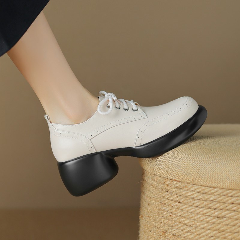 25春新款真皮厚底米白色u系带乐福鞋女粗跟松糕底拼色圆头雕花单