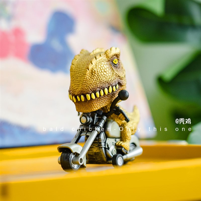 秃鸡!骑上我的小摩托~金色霸王龙骑摩托 惯性玩具 摆件