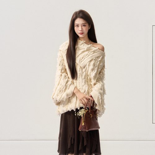 Lora Bella/“雪的告别诗“重工蝙蝠袖流苏大领子可露肩宽松毛衣