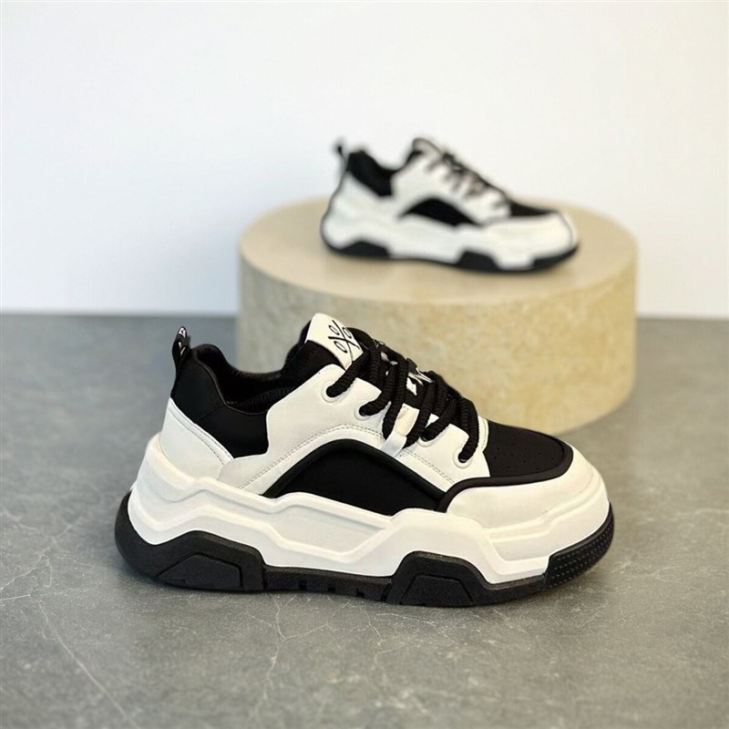 加大码女鞋41到43春季2025新款平底大号小白鞋40透气皮面板鞋子42