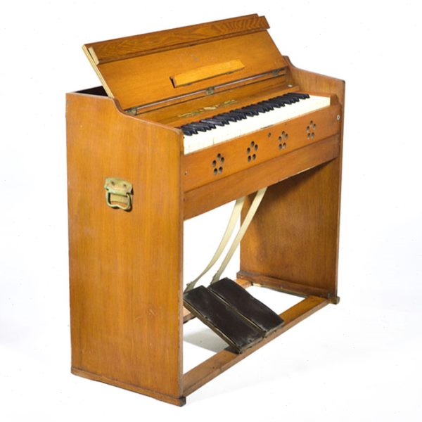 旧脚踏风琴装饰老钢琴乐器艺术文艺摆设酒吧怀旧场所木质老式摆件