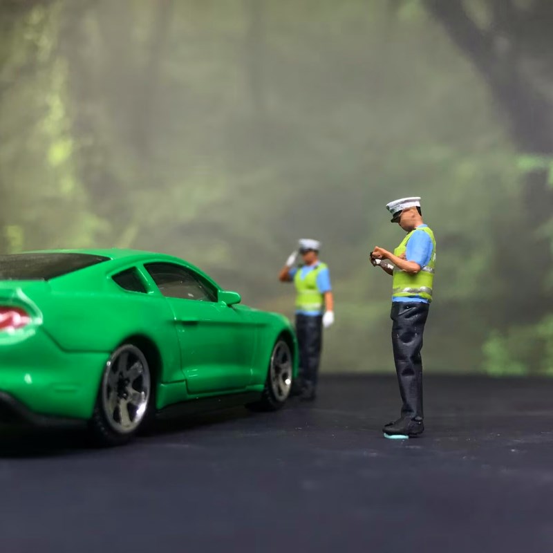 1/64小型人物男交警交通指挥微缩人偶模型小比例兵人沙盘场景装饰