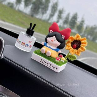 车内饰品摆件2024网红猪猪公主车载香薰汽车中控台装 饰车上扩香石