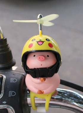 网红小猪车载摆件可爱电动摩托平衡自行I车头盔装饰品送男女生礼