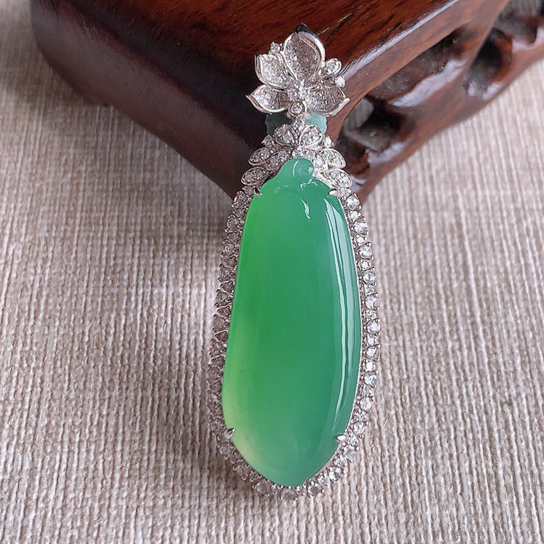 缅甸天然A货玉石翡翠 老坑冰种 手工精雕 18K金镶甜绿福瓜吊坠