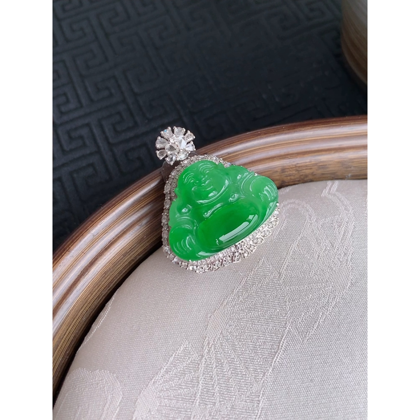 缅甸天然A货玉石翡翠 老坑冰种手工精雕18k金镶嵌阳绿佛公吊坠