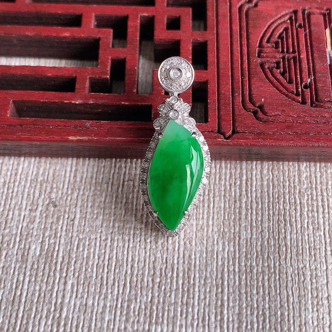 缅甸天然A货玉石翡翠 老坑冰种 手工精雕 18K金伴钻阳绿随形吊坠