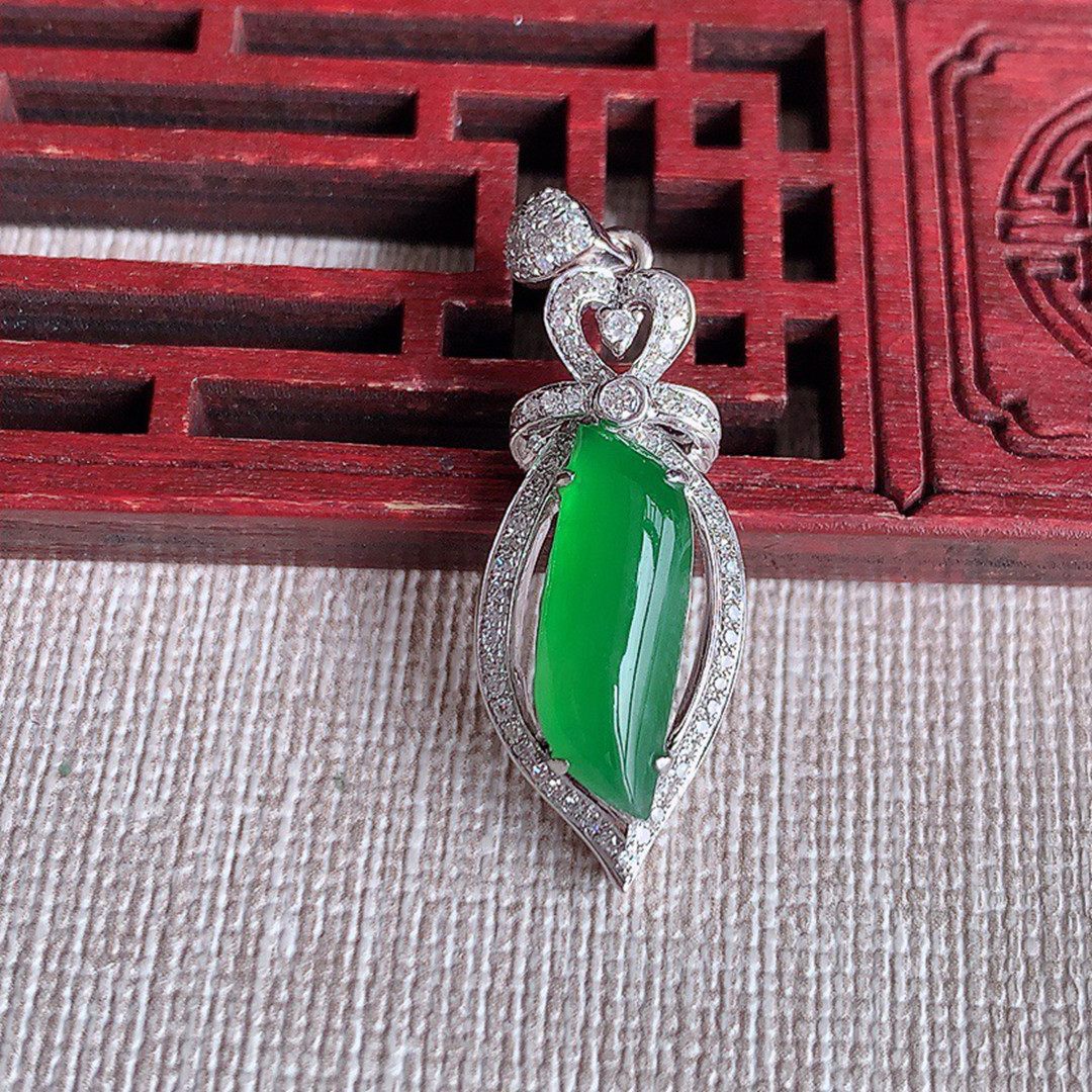 缅甸天然A货玉石翡翠 老坑冰种 手工精雕 18K金镶阳绿随形吊坠