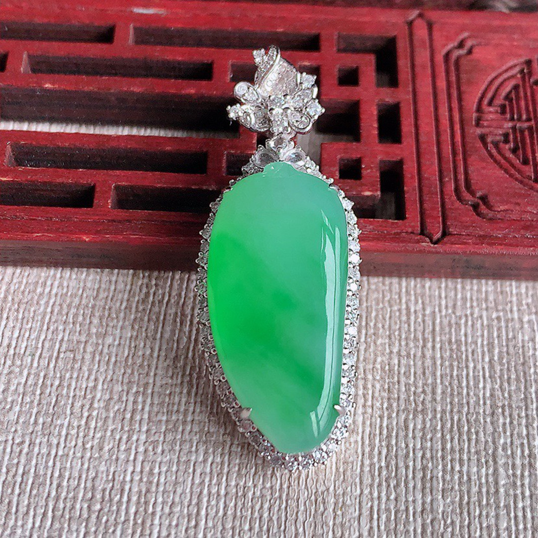 缅甸天然A货玉石翡翠 老坑冰种 手工精雕 18K金镶飘绿福瓜吊坠