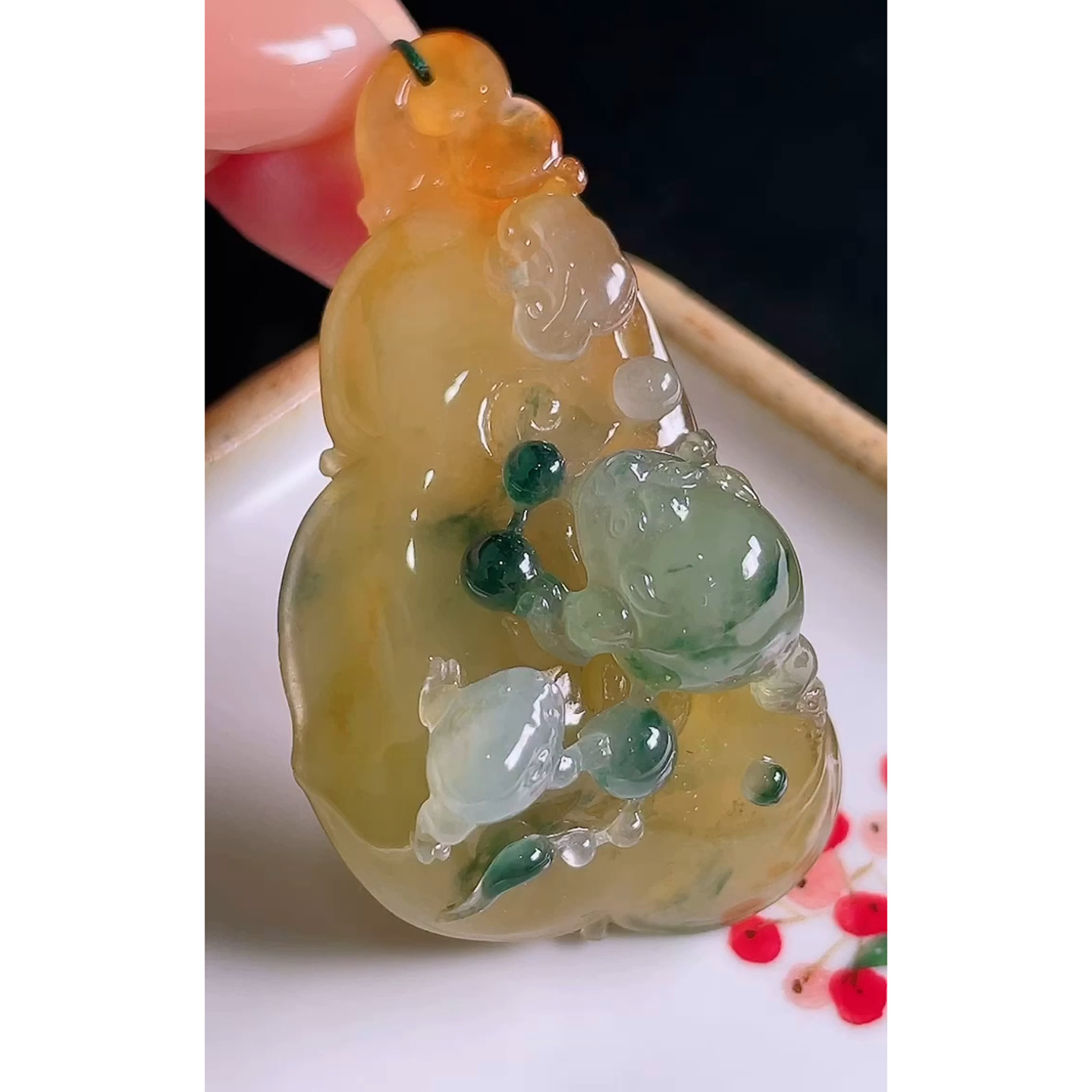 缅甸天然A货玉石翡翠 老坑冰种手工精雕黄翡飘蓝花如意吊坠
