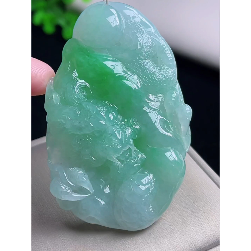 缅甸天然A货玉石翡翠 老坑精雕冰种 手工雕刻飘绿龙牌 吊坠