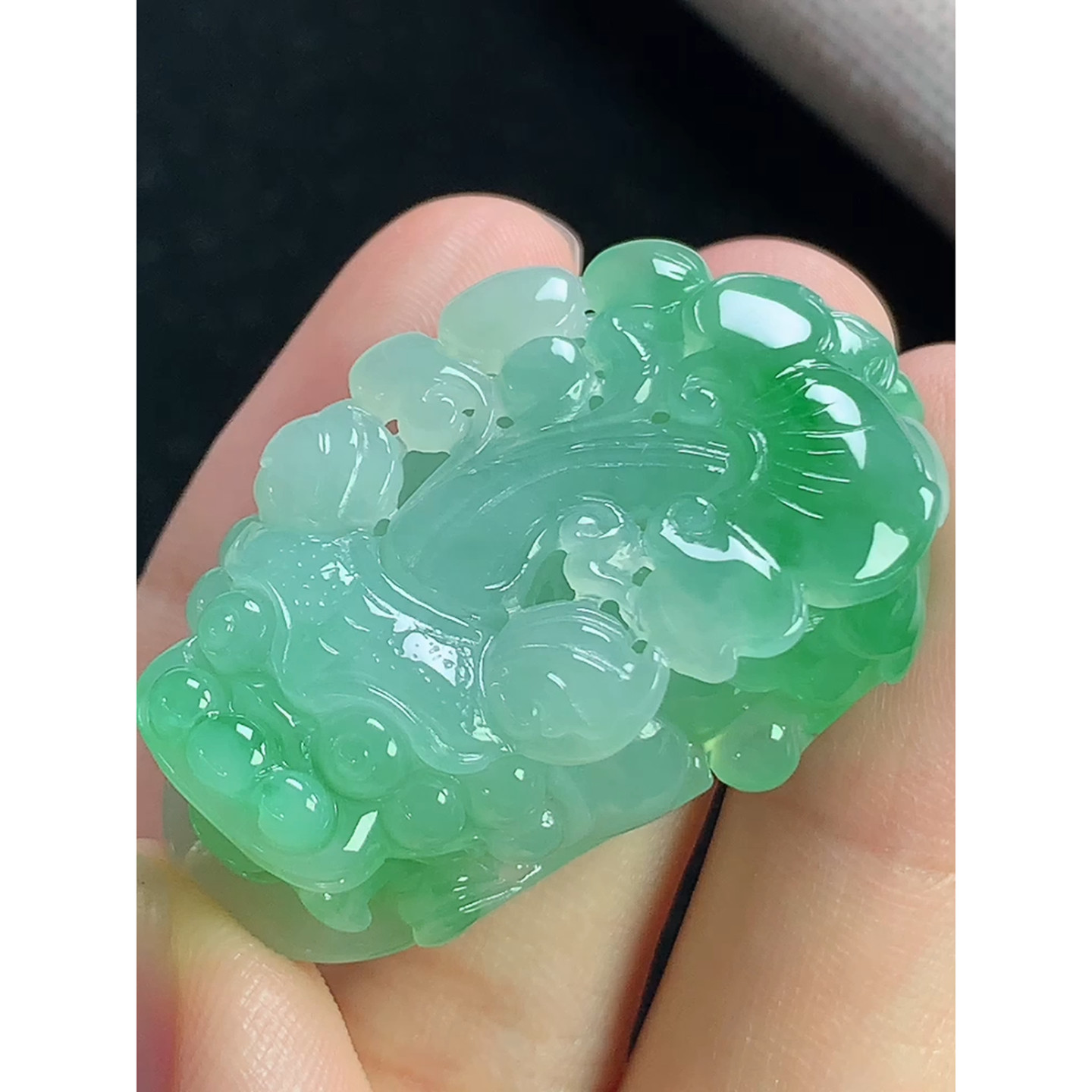 缅甸天然A货玉石翡翠 老坑冰种手工精雕飘绿貔貅吊坠