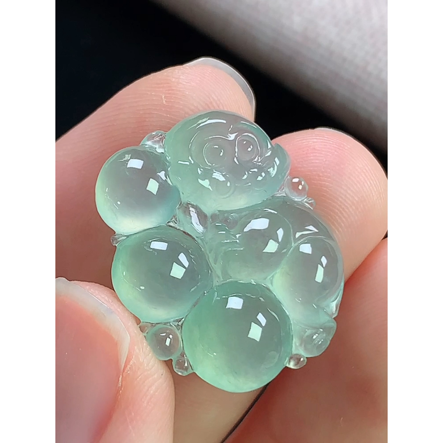 缅甸天然A货玉石翡翠 老坑冰种手工精雕生肖灵猴吊坠