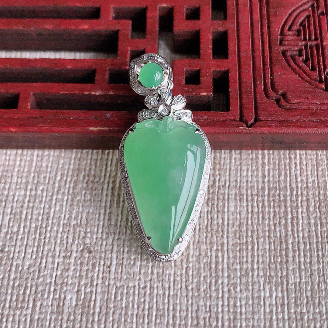 缅甸天然A货玉石翡翠 老坑冰种 手工精雕 18K金伴钻甜绿福瓜吊坠