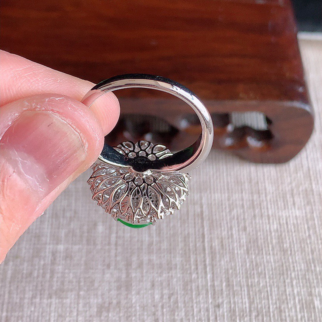 缅甸天然A货翡翠 精雕老坑冰种18K金伴钻镶嵌阳绿蛋面戒指