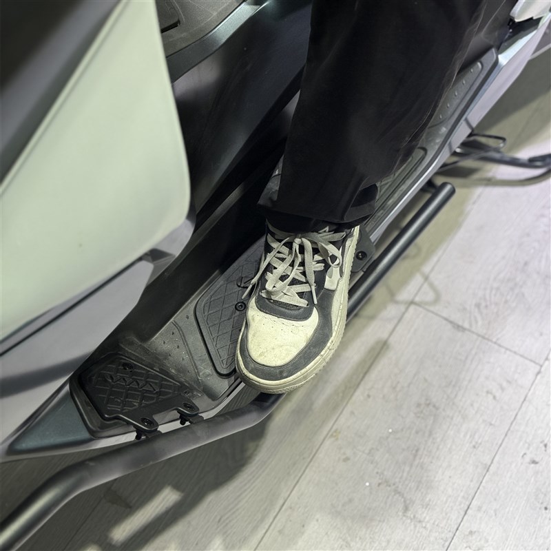 适合25款PCX护杠PCX160护杠脚踏改装保险杠铝合金防滑加厚踏板
