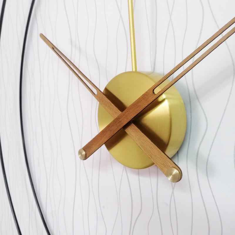 家用北欧轻奢钟表客厅现代简约时钟挂墙西班牙挂钟极简风圆形木制