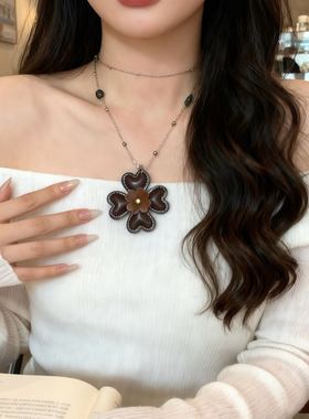 复古咖色皮质立体花朵吊坠项链时尚气质百搭毛衣链秋冬高级感配饰