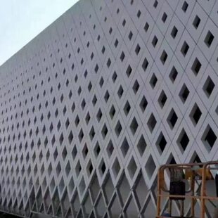 氟碳漆外墙山水画树形图案造型渐变大小口径冲孔铝单板幕墙厂家