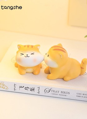 可爱猫咪嘴一个创意卡通情侣小摆件一对家居办公室桌面摆设小礼物