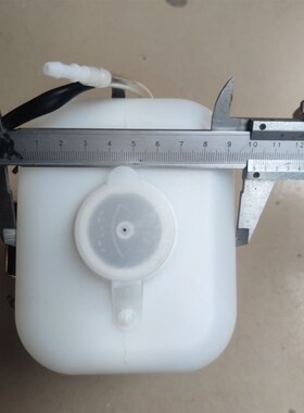 新源轮式挖掘机 新款B75S C75 C85 B90驾驶室喷水壶 小水箱溢水壶