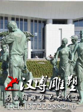 玻璃钢仿铜回家人物雕塑火车站乘客提行李回家情景小品园林景观