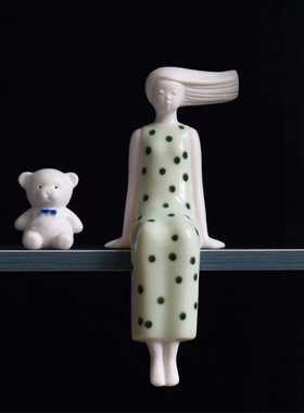 现代简约陶瓷女孩摆件客厅电视y柜房间桌面家居装饰品朋友生日礼