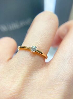 质感简约利落耐看系列～不怕水金色设计款一颗超亮钻点缀戒指叠戴