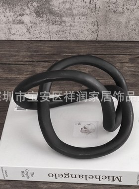 现代简约黑色树脂抽象绳结摆件书镇样板房售楼处客厅软装饰品摆设