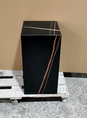 简约轻奢劳伦黑金大理石底座别墅客厅电视柜旁落地岩板花架雕塑台