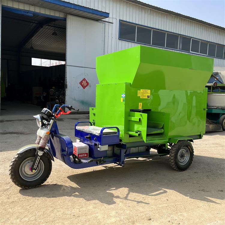 下料均匀牧场喂料机铺洒均匀电动撒草车奶牛杨饲养电动投料车