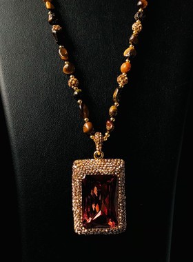 光感变色苏丹石吊坠项链咖t色虎眼石链条女复古时尚高级感厂家直