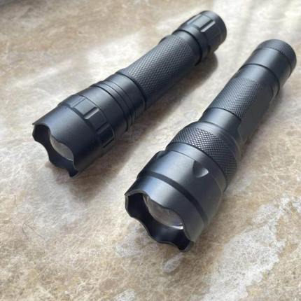 502伸缩调焦SST20白/黄光灯强光家用户外18650电池充电夹子手电筒