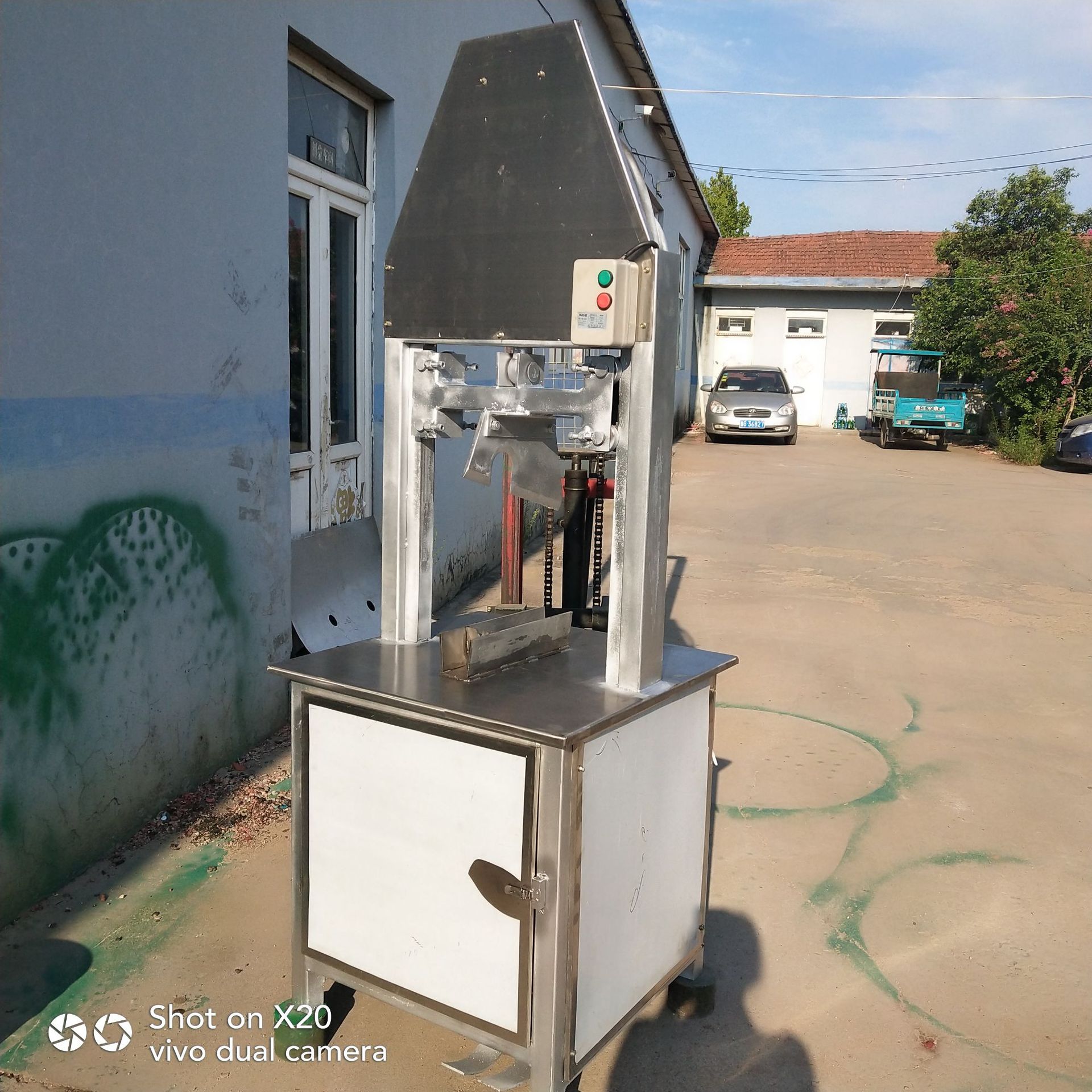 厂家供应全自动立式猪头劈半机 液压猪蹄牛羊头劈半机 家用劈半机