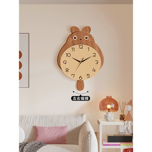 石英钟挂墙万年历龙猫新款静音钟表摇摆时钟可爱挂钟家用客厅创意