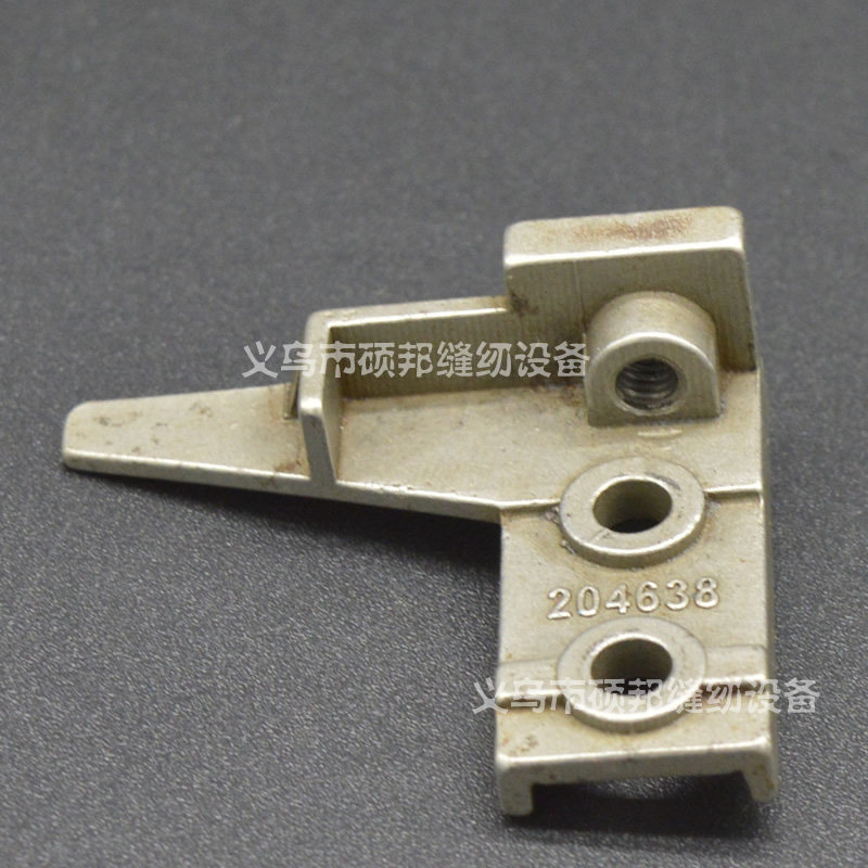 工业缝纫机零配件 飞马M700包缝机 拷边机上弯针架 204638