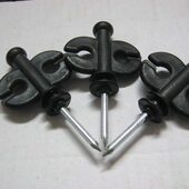 双孔黑色钢钉绝缘子直径6毫米全长10公分.100只装 电子围栏养殖