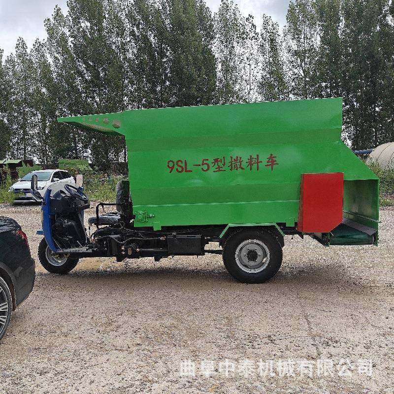 全自动撒料车青储饲草料喂草车左右出料投料机养牛柴油五方喂料车