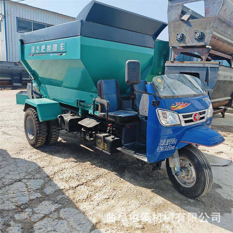 自走式三轮款撒粪车牵引式小四轮带动抛粪机后圆盘甩粪抛料车