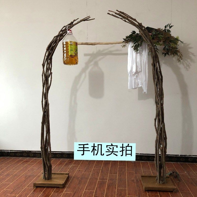 婚庆弧形木桩花门树枝装饰背景拱门室外草坪婚礼幸福门舞台树桩