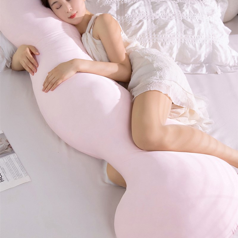 夏季凉爽冰丝绸长枕头睡觉的女孩与腿折叠床上的糖果娃娃大枕头可