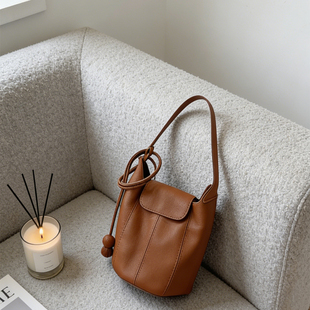 复古风大容量水桶包2026新款时尚通勤单肩包女学生百搭手提托特包