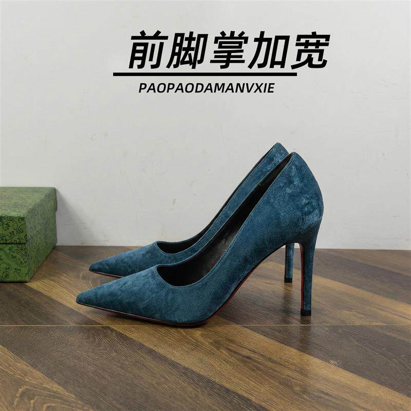 前脚掌加宽大码女鞋41到43高跟鞋细跟尖头绒面通勤V职业44宽脚胖