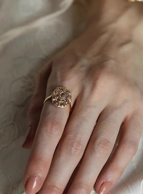 新款热卖高档镀925银镶嵌仿玫瑰切工艺镂空复古雕花W戒指宫廷风女