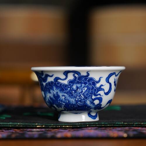正德御窑刘建锋青花双狮压手杯