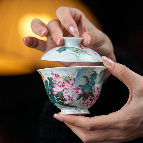 正德山房景宫粉彩荷花盖碗